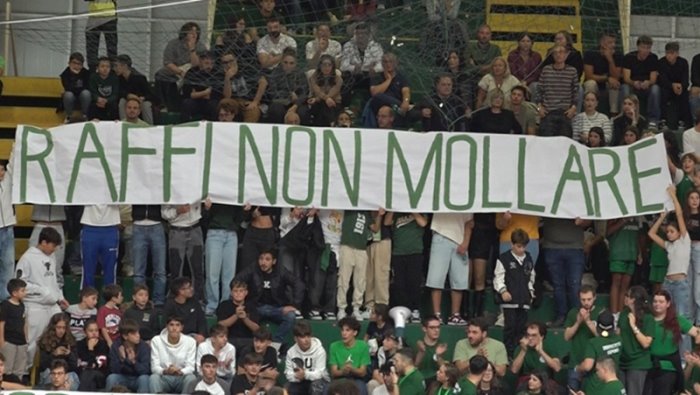 raffi non mollare striscione al match dell avellino basket