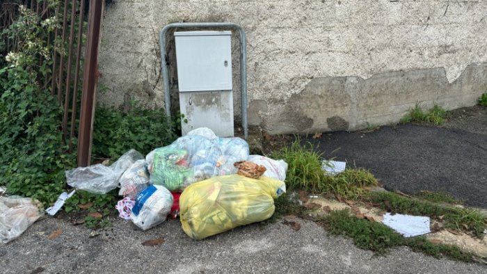 rifiuti abbandonati in via starza tra nola e cimitile