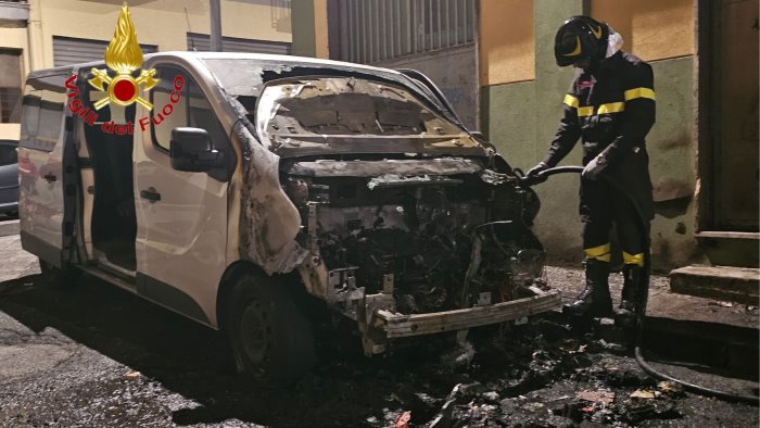 salerno furgone in fiamme nel quartiere torrione