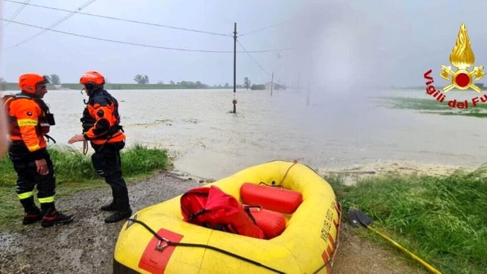 alluvione in emilia romagna la campania invia una colonna mobile