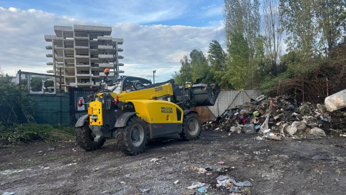 salerno al via la bonifica in via de filippo rimosse 5 tonnellate di rifiuti