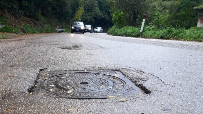 ariano un tombino che sta per sprofondare buche e detriti