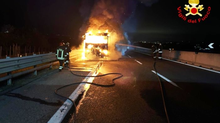 autocarro in fiamme a grottaminarda paura lungo l a16 napoli bari