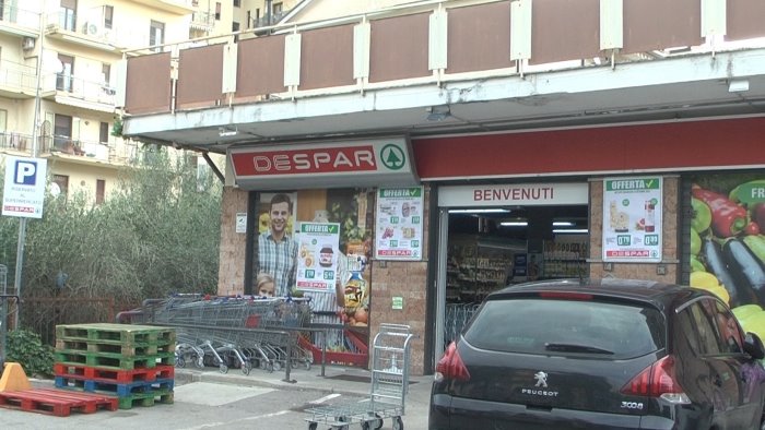 rapina a mano armata al supermercato dipendenti minacciati con la pistola