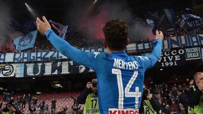 mertens a crotone e vivo e lotta insieme a noi