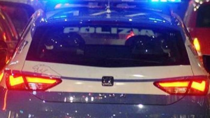 bmw rubata con ladri a bordo fugge all alt della polizia