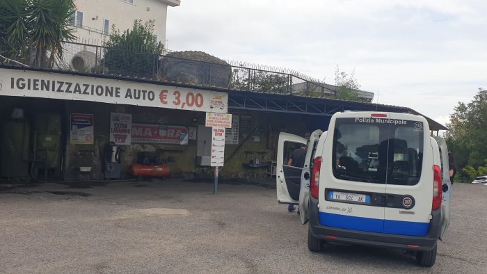 strutture abusive al servizio di un autolavaggio scatta il sequestro