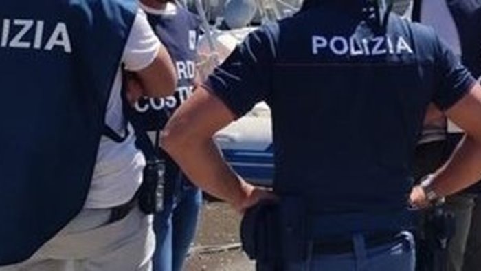 sorpresi a rubare nei negozi scatta l espulsione per tre ladri georgiani