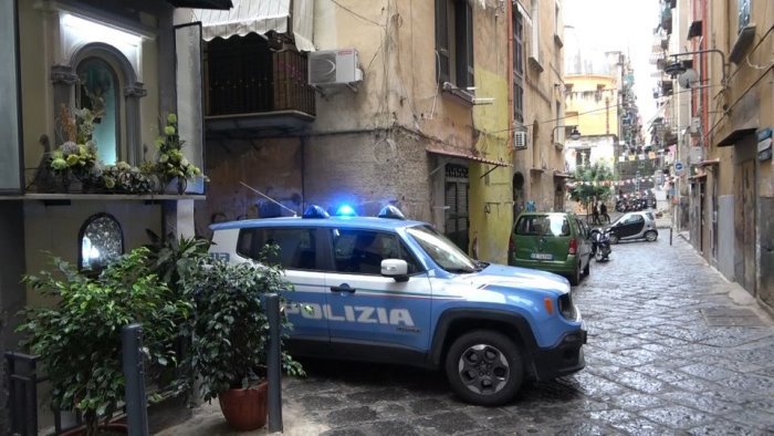 turista americato scippato nei quartieri spagnoli arrestato l autore