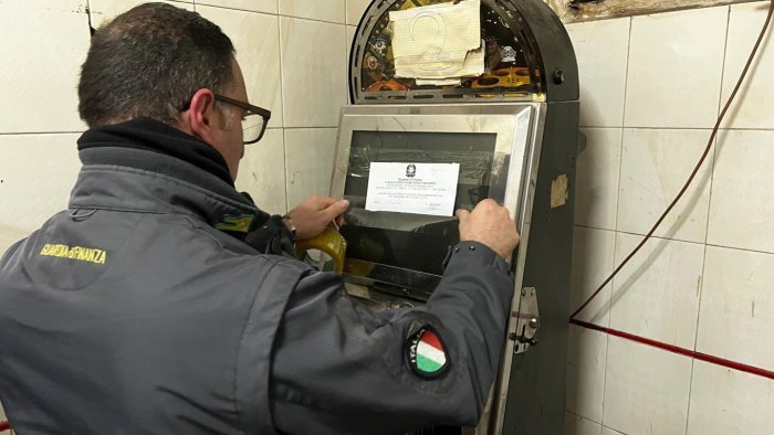 contrasto al gioco d azzardo sequestrate decine di slot multe e sequestri