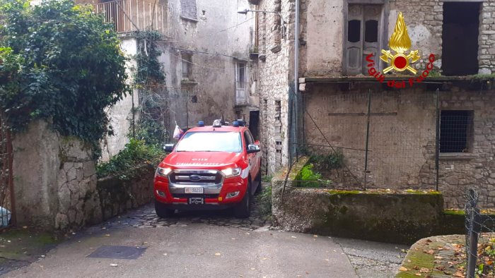 pietrastornina abitazione in fiamme fortunatamente la proprietaria era fuori