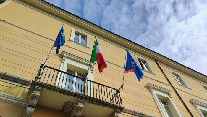 giornata mondiale dell onu esposta la bandiera a palazzo mosti