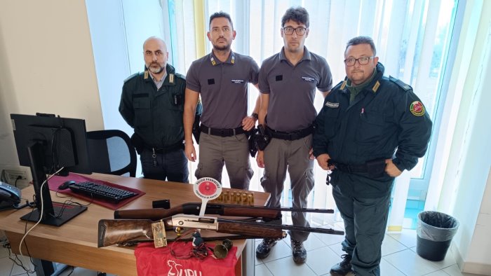 denunciato cacciatore abusivo con fucile rubato sequestrata l arma