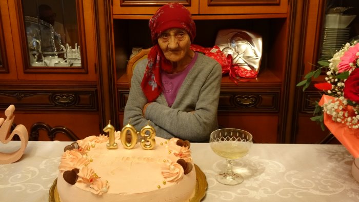 irpinia longeva villanova del battista brinda ai 103 anni di maria silano