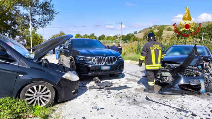 incidente stradale a castel baronia tre feriti trasportati in ospedale