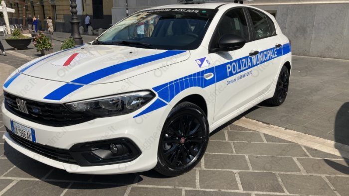 guida con il cellulare e controlli della polizia municipale 40 sanzioni