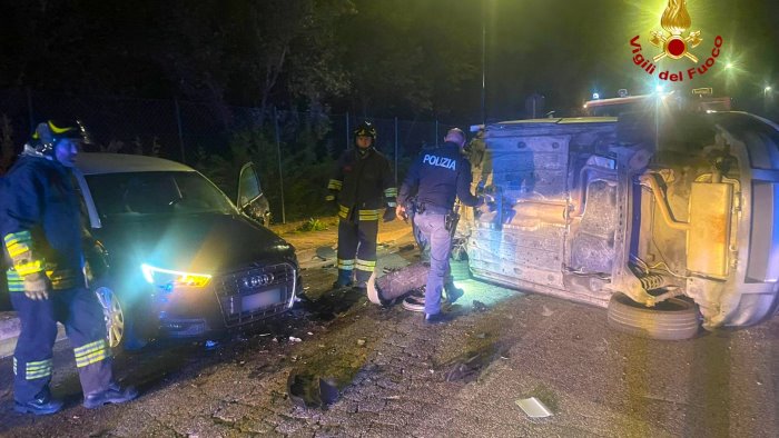 avellino violento scontro tra tre auto una si ribalta due persone incastrate