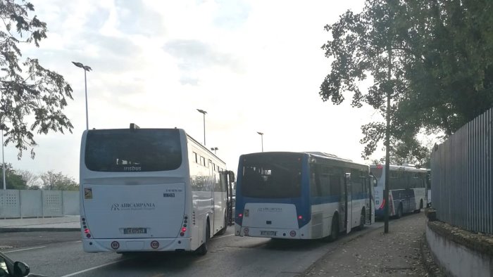 terminal al rione liberta mancano collegamenti studenti in strada e caos