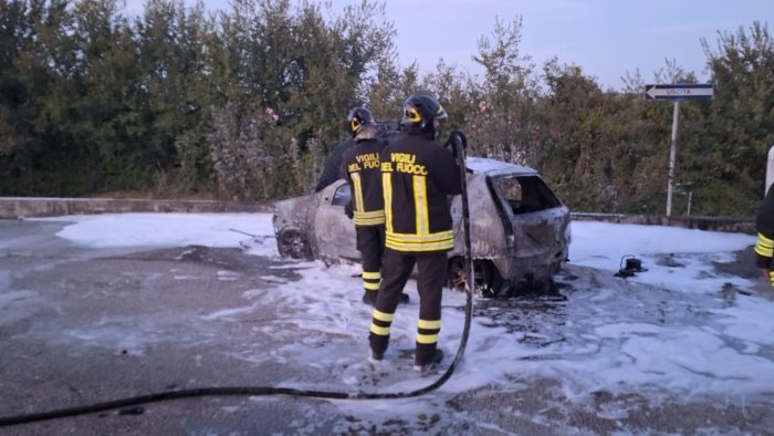 auto in fiamme in un area di servizio paura all ingresso di san giorgio