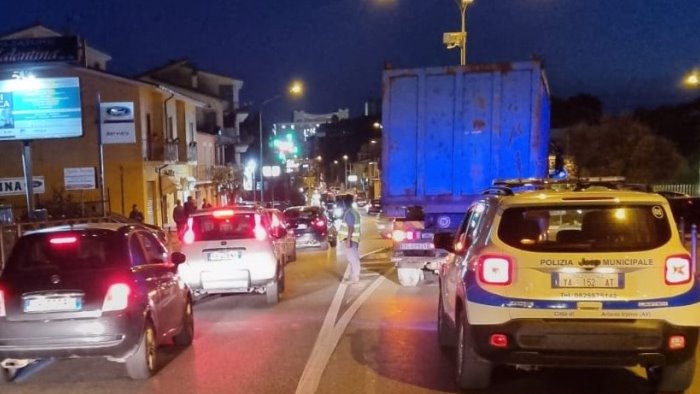 camion in panne lungo la statale 90 ad ariano e paralisi totale