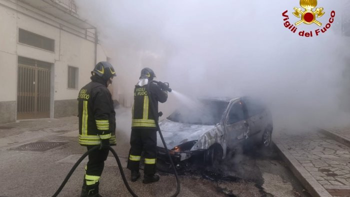 auto in fiamme in via ferrovia a calitri vigili del fuoco in azione