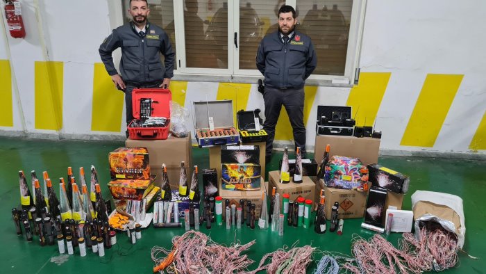 pagani blitz della guardia di finanza sequestrati 688 ordigni esplodenti