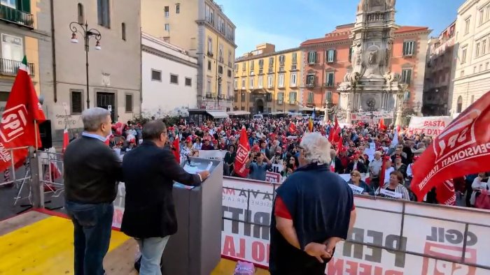 in campania si e poveri tutta la vita pensionati in piazza a napoli