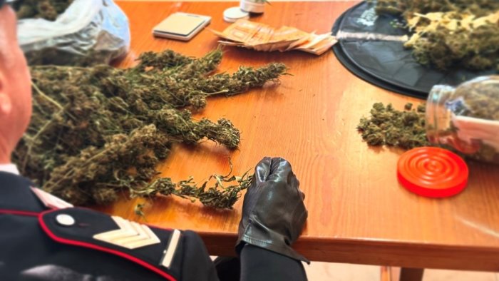 oltre un chilo di marijuana in casa e nel garage arrestato un 20enne