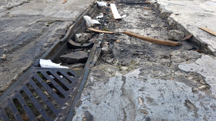 ariano caditoie stradali a pezzi nel piazzale d ingresso del parcheggio valle