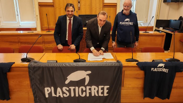 sottoscritto un protocollo d intesa tra il comune e plastic free