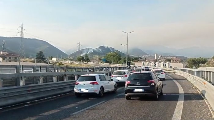 mezzo pesante in avaria disagi alla circolazione sull autostrada a2