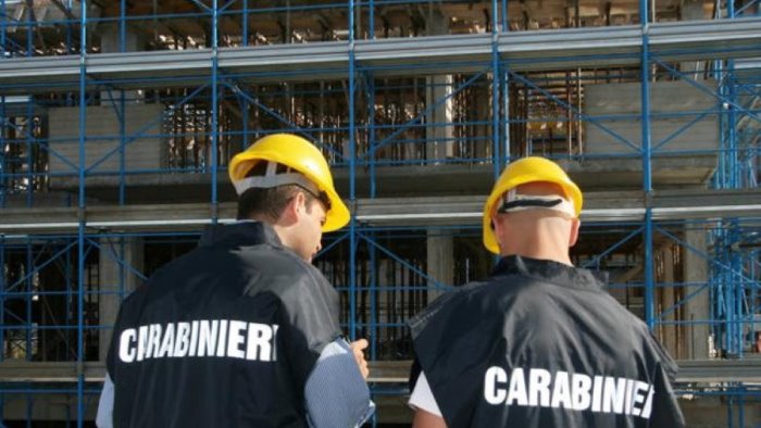 blitz nel cantiere di un parco residenziale da 5 milioni 12 persone denunciate