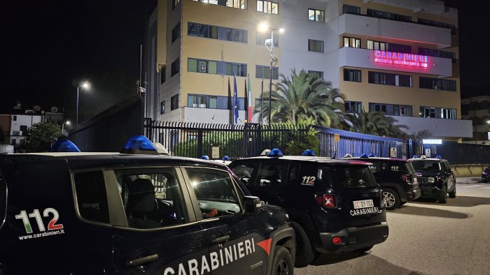 spaccio di droga operazione all alba dei carabinieri decine di arresti