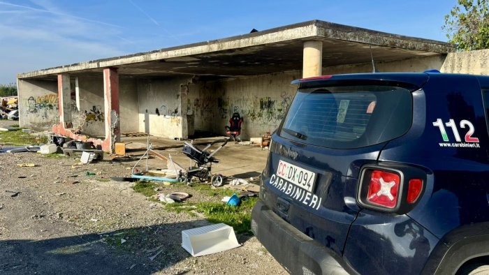 giugliano in campania controlli al campo rom tra minori auto e rifiuti