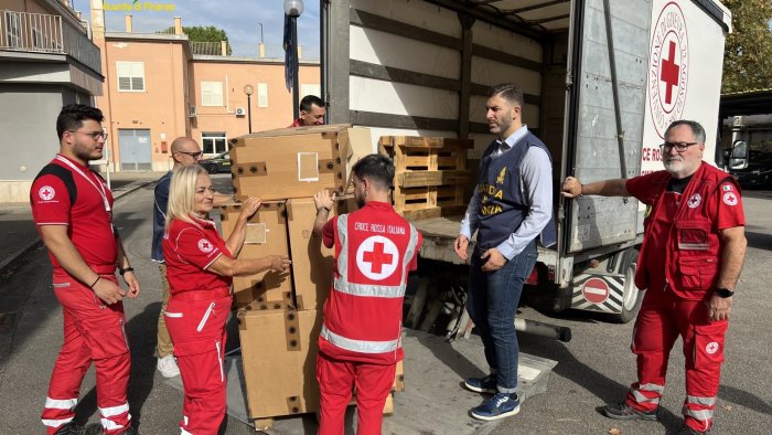 salerno donate alla croce rossa le scarpe sequestrate al porto