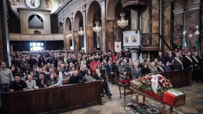 lacrime e strazio ai funerali di matilde 19enne sciatrice tradita dal ghiaccio