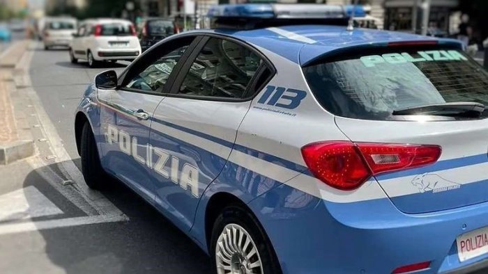 coltivano marijuana sul balcone di casa coppia nei guai per droga