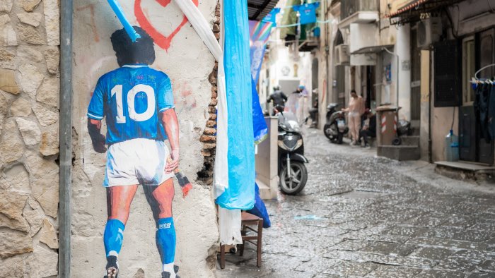 festeggiamenti ai quartieri spagnoli per il compleanno di maradona