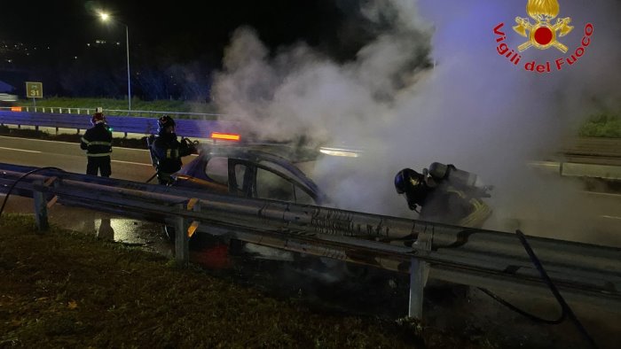 auto in fiamme lungo l a16 napoli bari paura ma fortunatamente tutti salvi