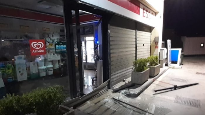 eboli colpo al bar tabacchi del distributore di carburante