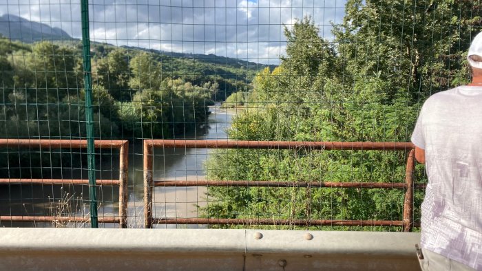 sta pescando nel fiume nota che nell acqua c e un cadavere e un giovane