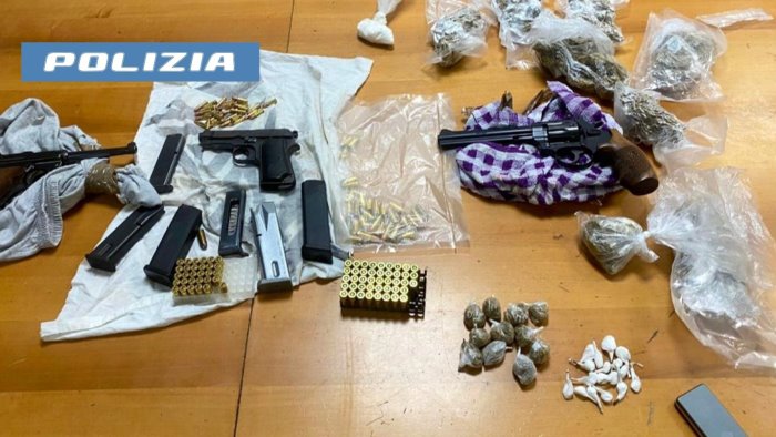 nasconde armi e droga arrestato dalla polizia