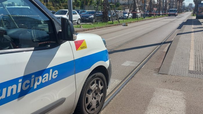 controlli su strada abusivi e negozi task force della polizia locale a napoli