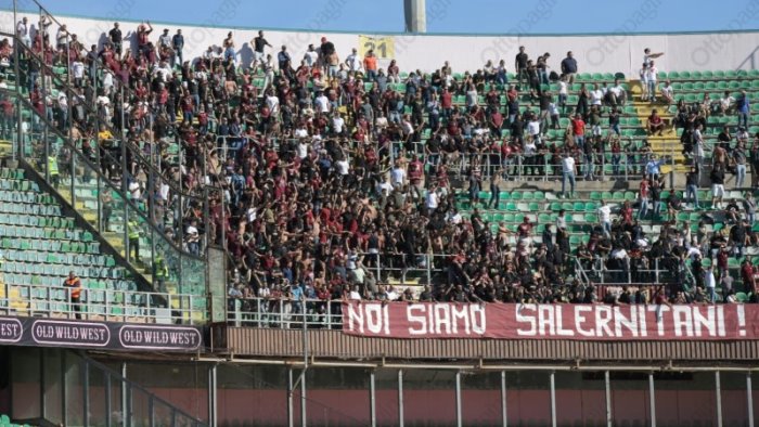 palermo salernitana attimi di paura lancio di petardi nel settore ospiti