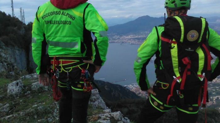 sale in montagna e perde l orientamento donna di avellino salvata sul faito