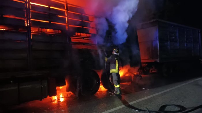 autotreno carico di polli in fiamme sulla fondovalle isclero