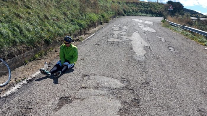 strada piena di buche carabiniere cade in bici e finisce in ospedale