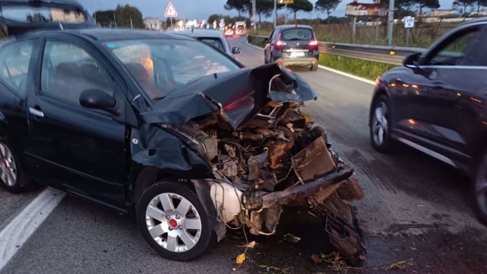 speronato e mandato fuori strada da un furgone per un tentativo di rapina