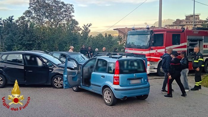 incidente in via serroni tre auto coinvolte traffico in tilt