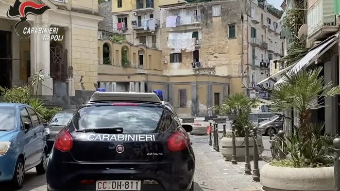 violenza sessuale su due studentesse arrestato collaboratore scolastico